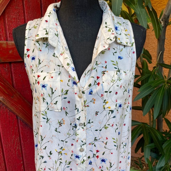 Spring Time Sleeveless Blouse - Picture 3 of 5
